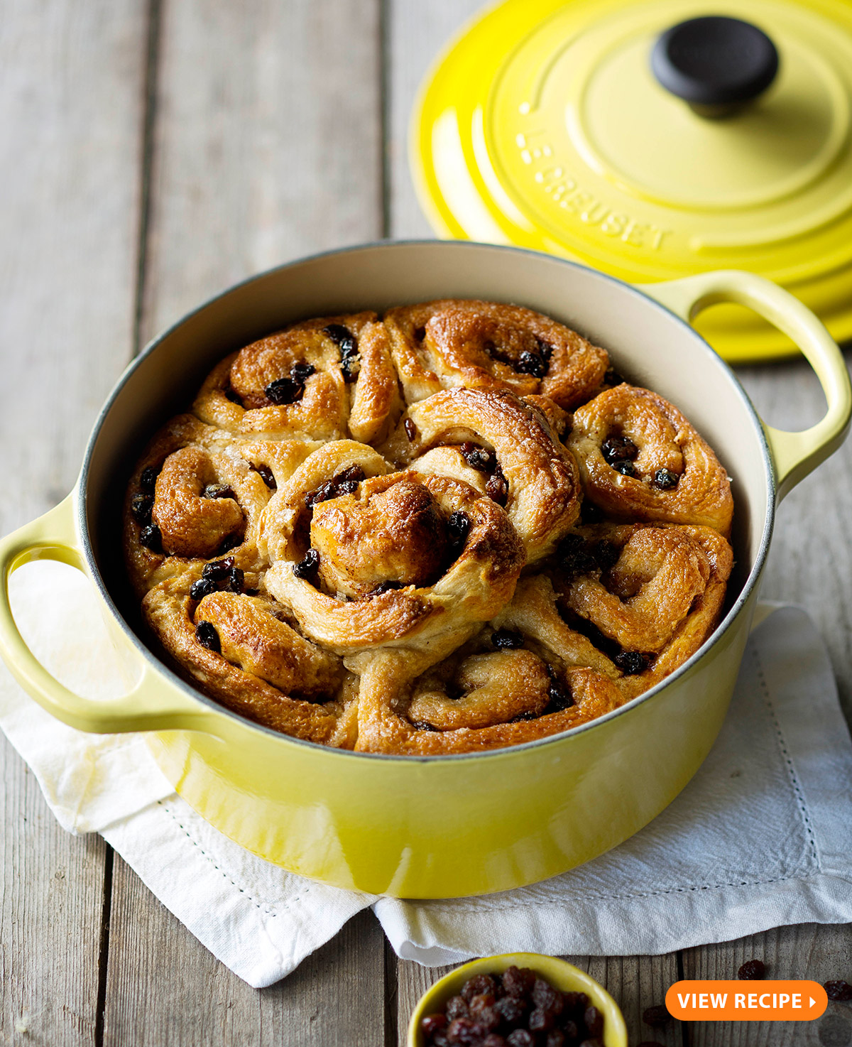 Le-Creuset-Signature-Round-Casserole-Cinnamon-Buns